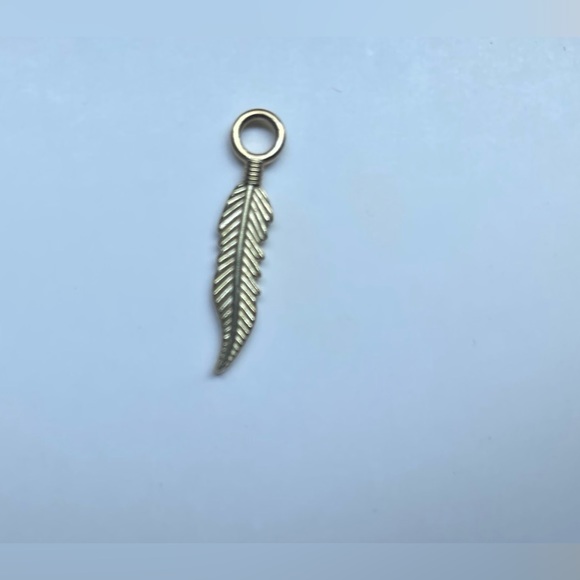 Paparazzi set necklace and earrings 4 piecesgold tone 1” feather pendant - Picture 3 of 3